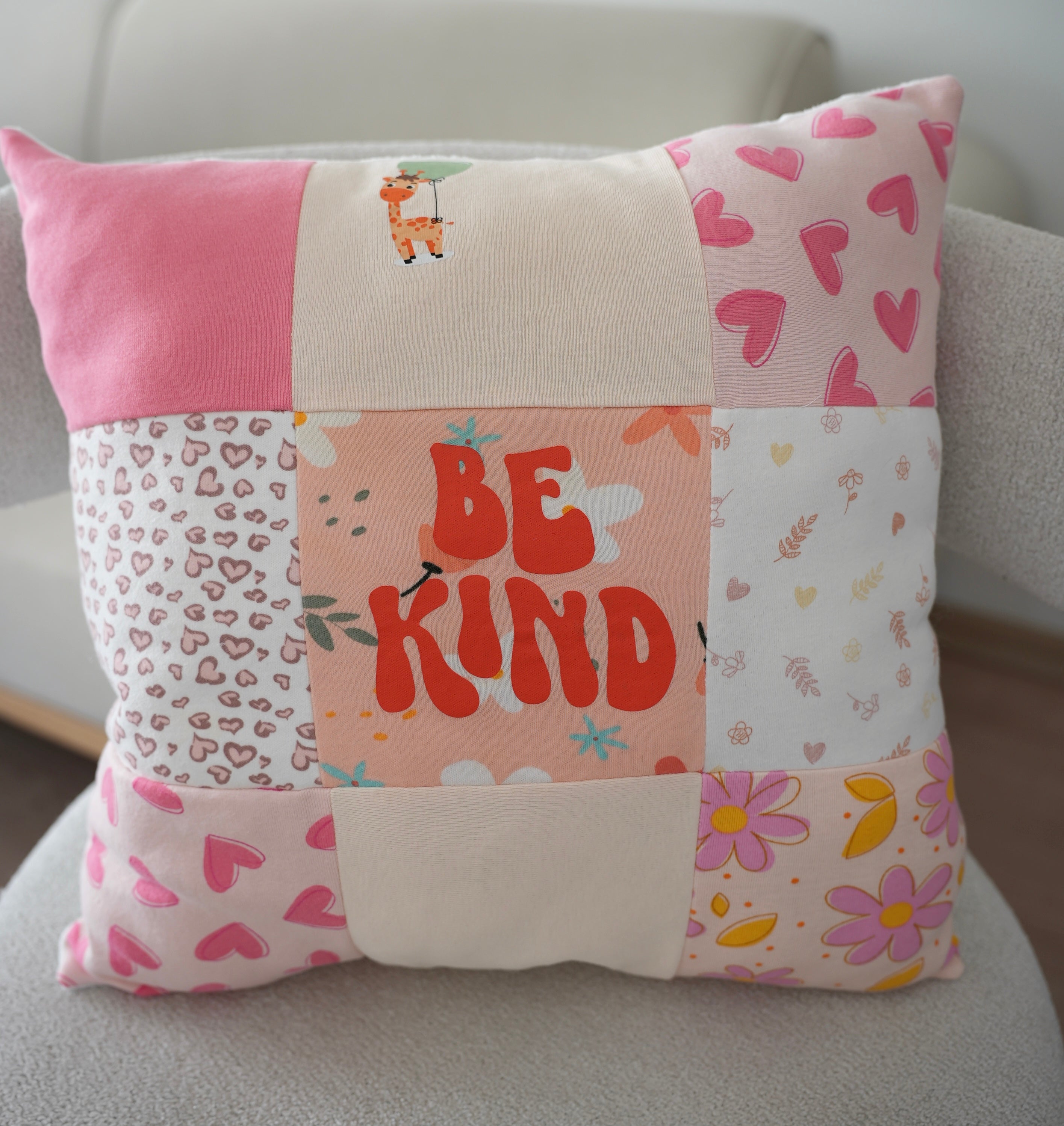 Patchwork Kissen aus Babykleidung 40x40cm – personalisiert & handgemacht – Erinnerungskissen