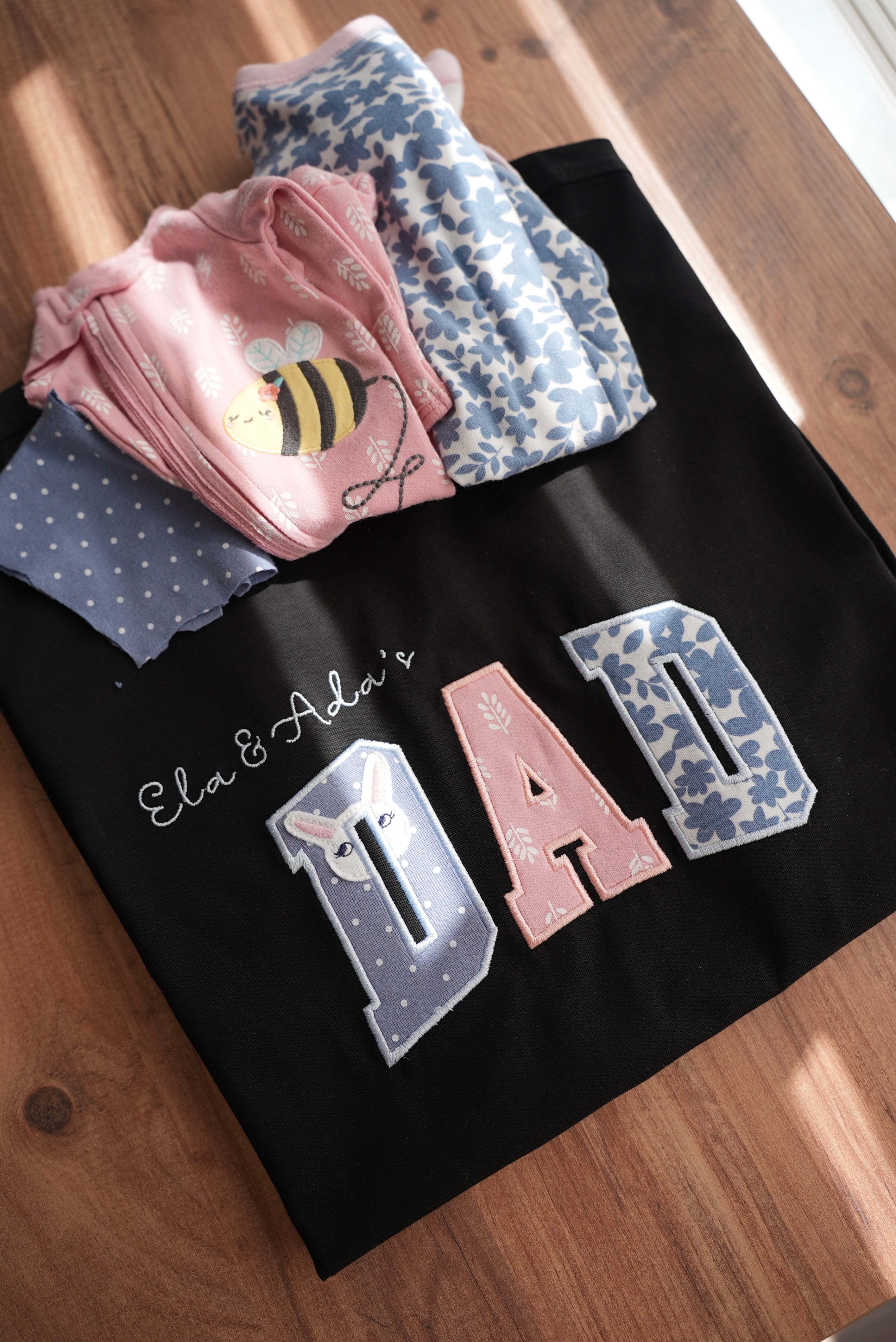 PAPA / DAD T-Shirt aus Babykleidung – personalisiert & bestickt – Erinnerungsshirt für Papa