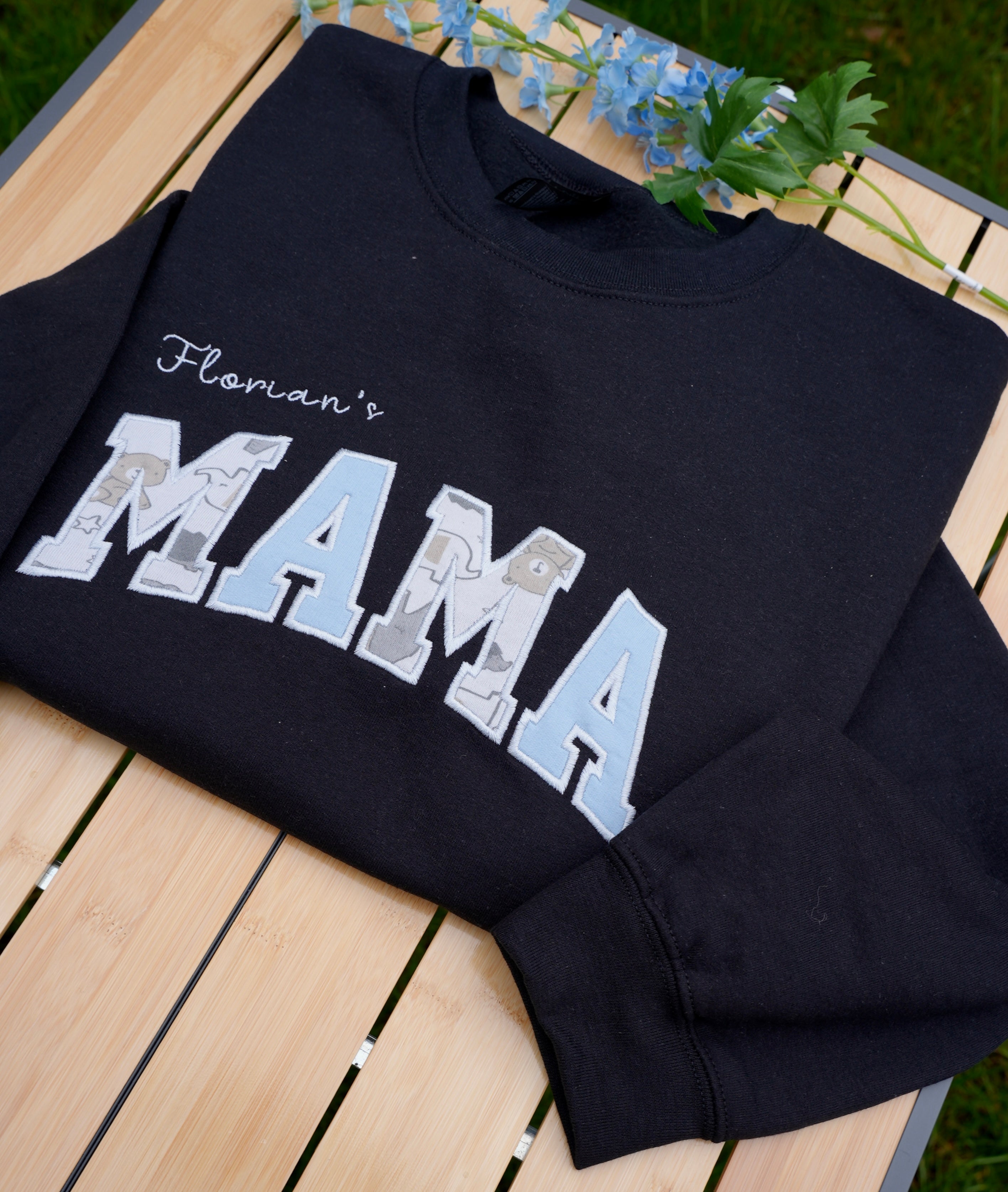 MAMA Sweatshirt aus Babykleidung – personalisiert & bestickt – Erinnerungspullover für Mama