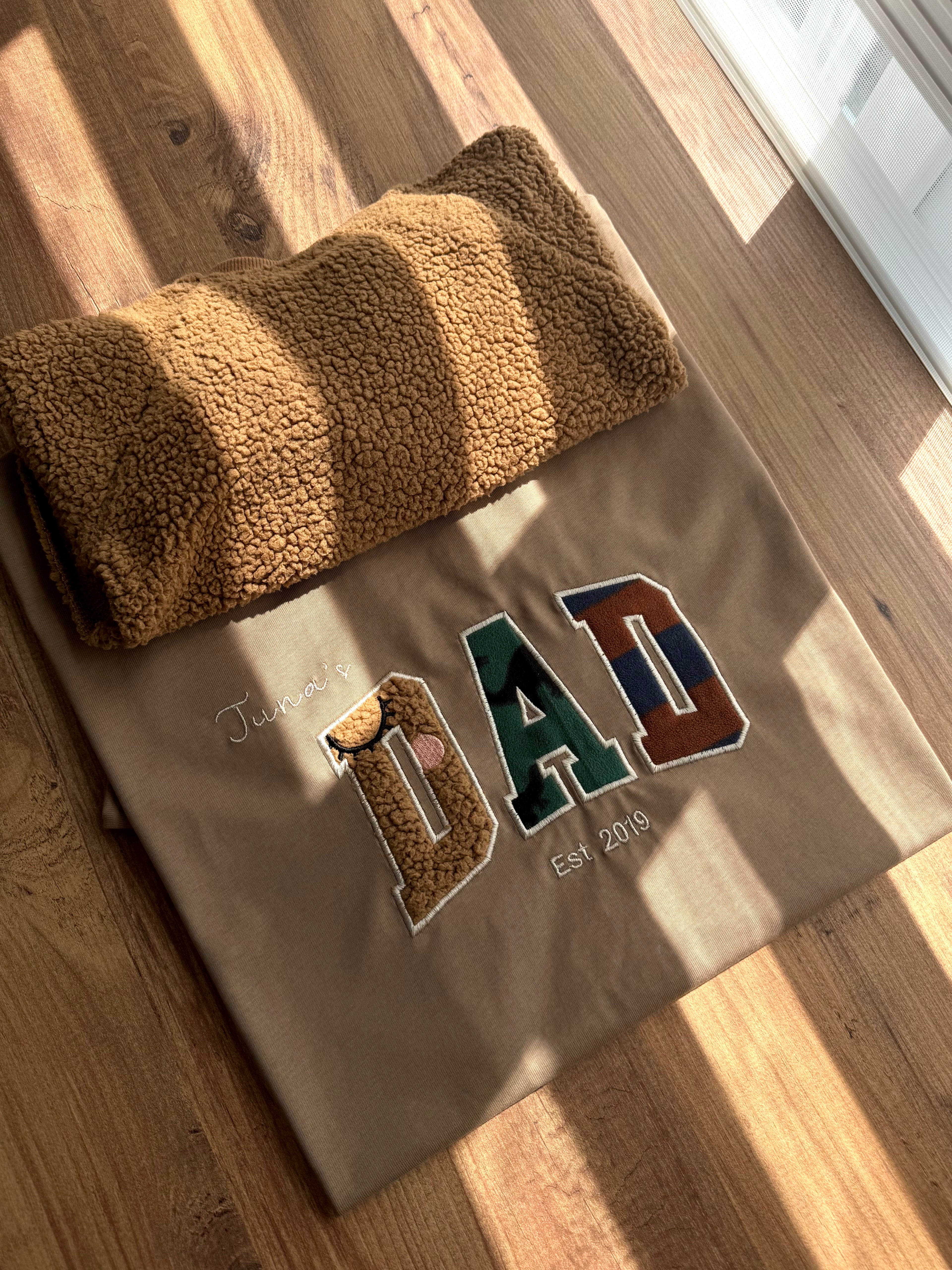 PAPA / DAD T-Shirt aus Babykleidung – personalisiert & bestickt – Erinnerungsshirt für Papa