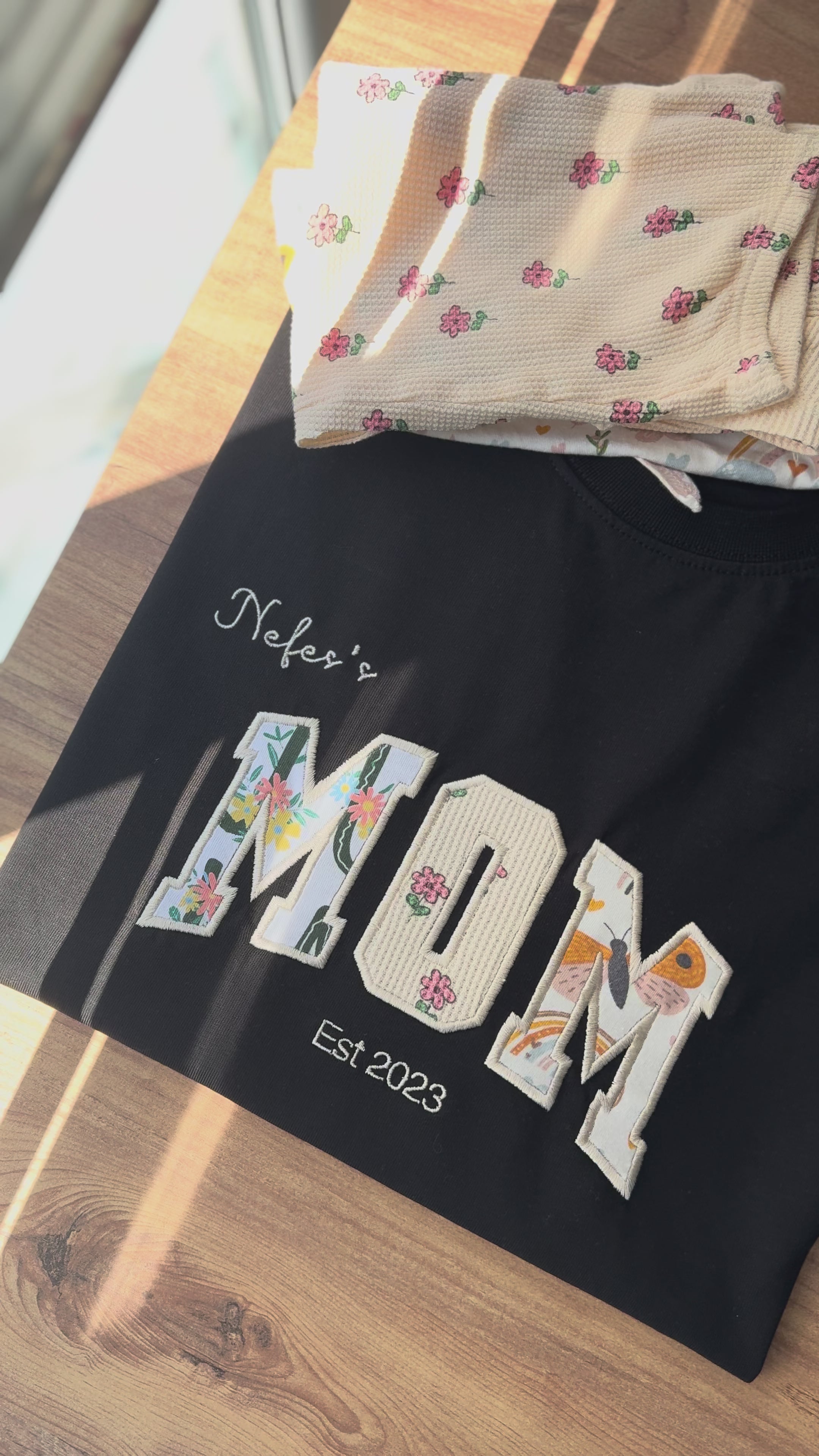 MAMA T-Shirt aus Babykleidung – personalisiert & bestickt – Erinnerungsshirt für Mama