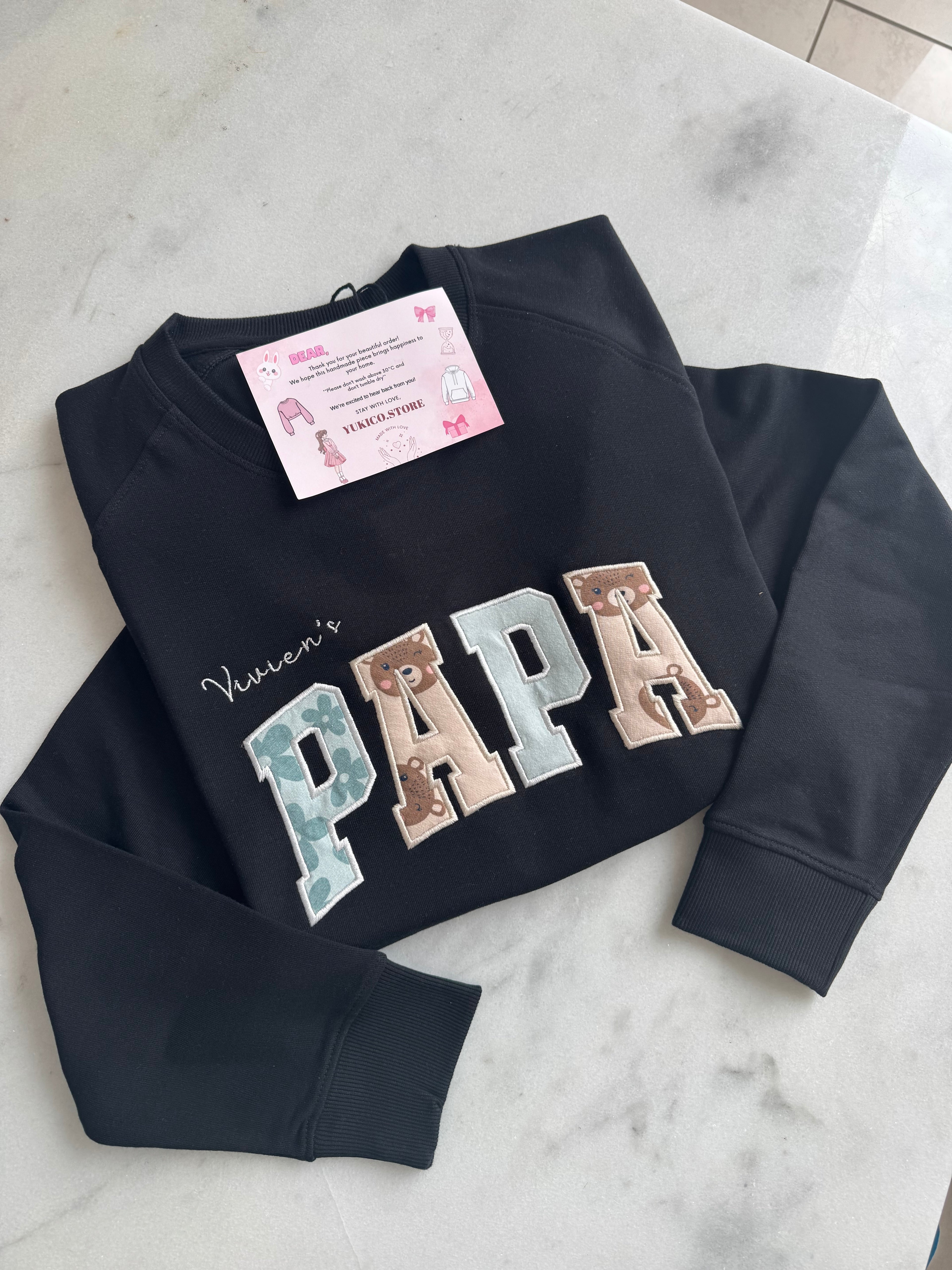 PAPA/DAD Sweatshirt aus Babykleidung – personalisiert & bestickt – Erinnerungspullover für Papa
