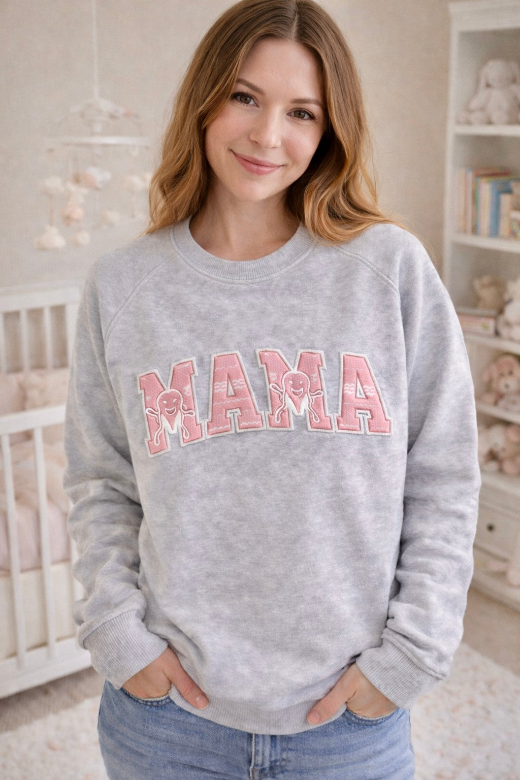 MAMA/ MOM Sweatshirt aus Babykleidung – personalisiert & bestickt – Erinnerungspullover für Mama