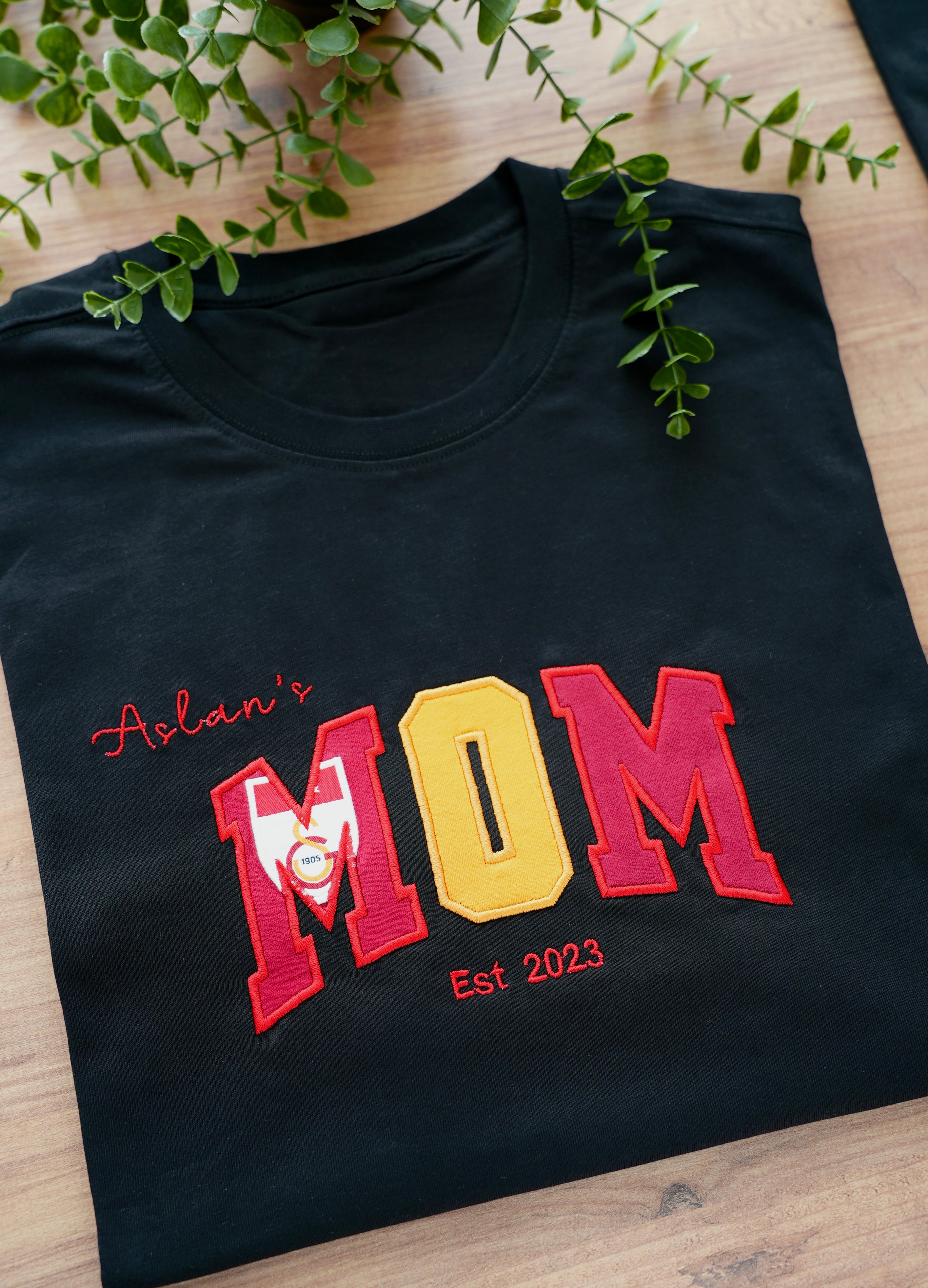 MAMA T-Shirt aus Babykleidung – personalisiert & bestickt – Erinnerungsshirt für Mama