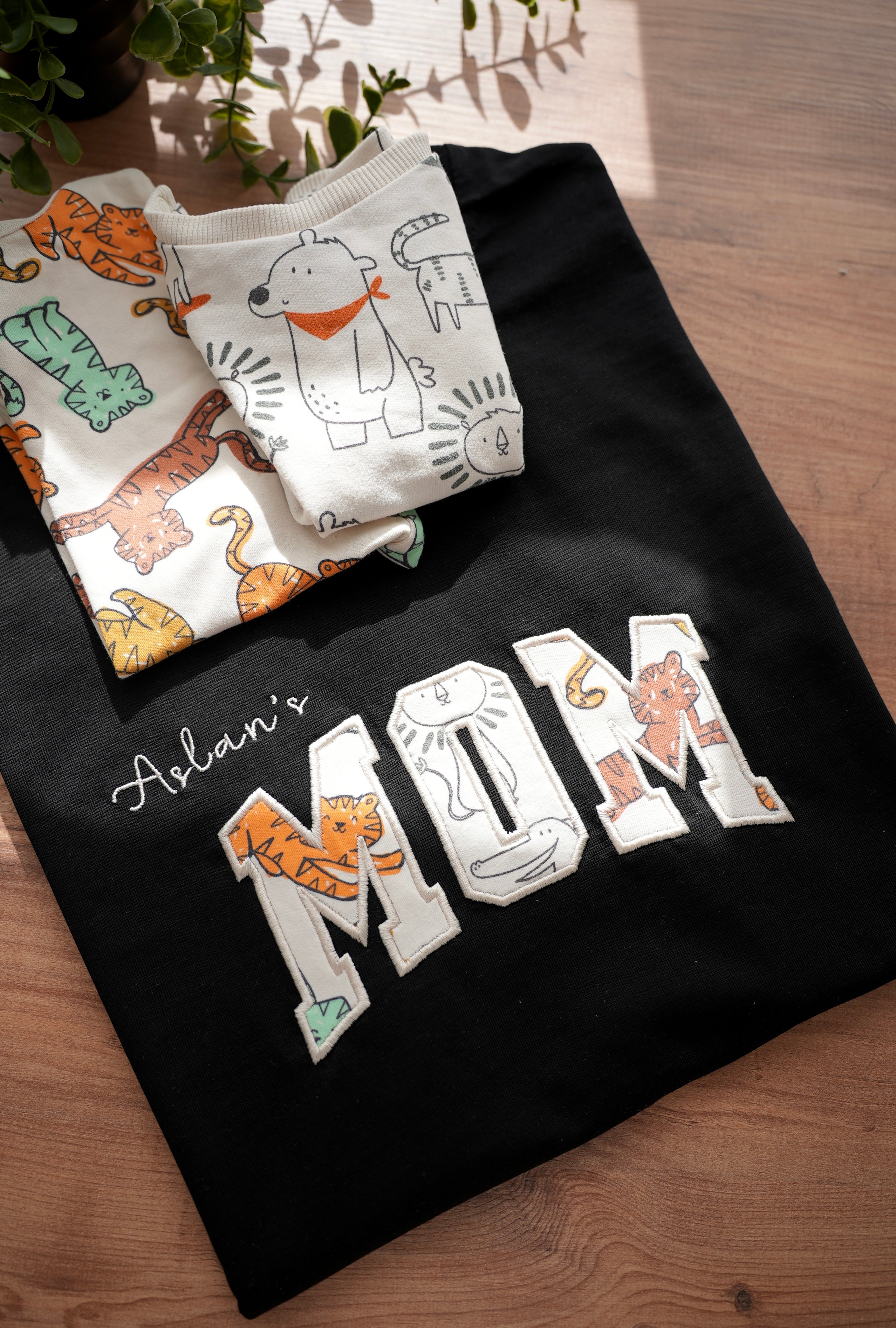 MAMA T-Shirt aus Babykleidung – personalisiert & bestickt – Erinnerungsshirt für Mama