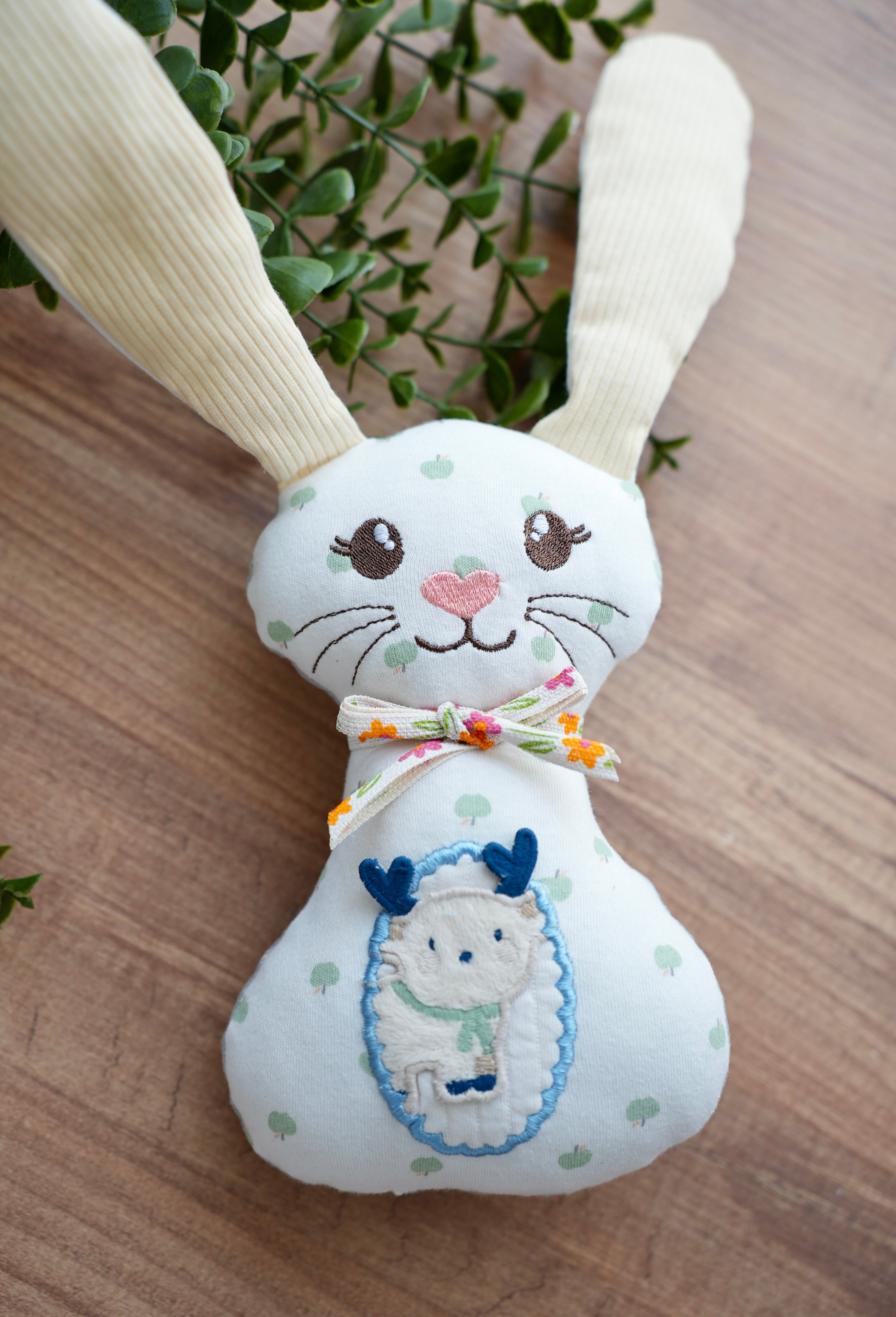 Kuschelhase aus Babykleidung – personalisiert & handgemacht – Erinnerungshase