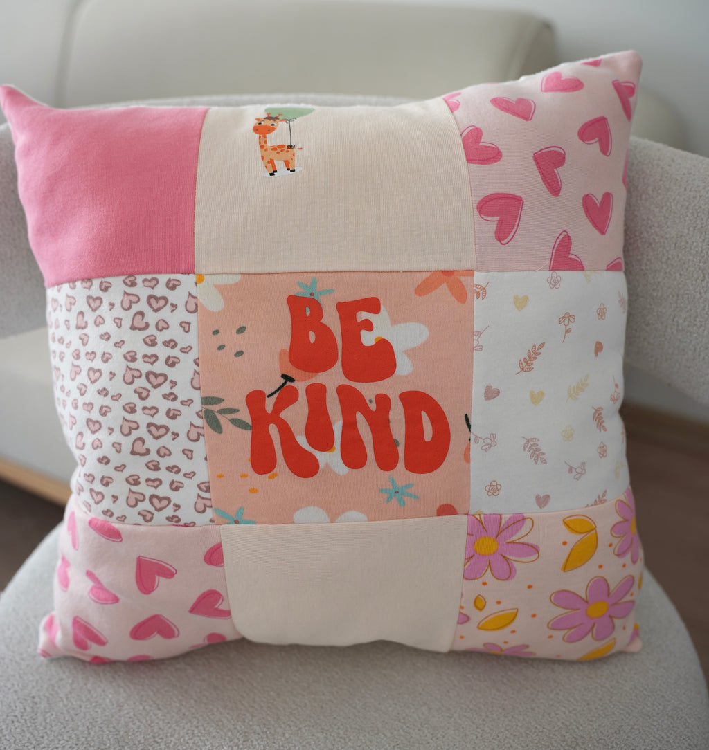 Patchwork Kissen aus Babykleidung 40x40cm – personalisiert & handgemacht – Erinnerungskissen