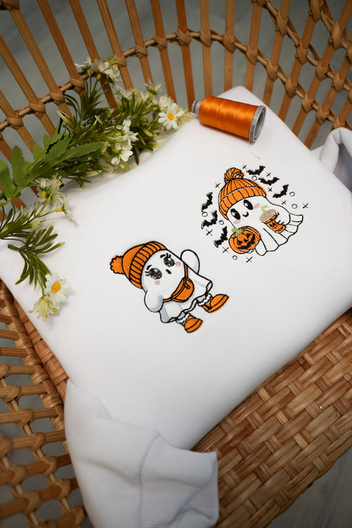 Besticktes Halloween Sweatshirt – Geist mit Kaffee & Fledermaus – Gemütlicher Herbstpullover