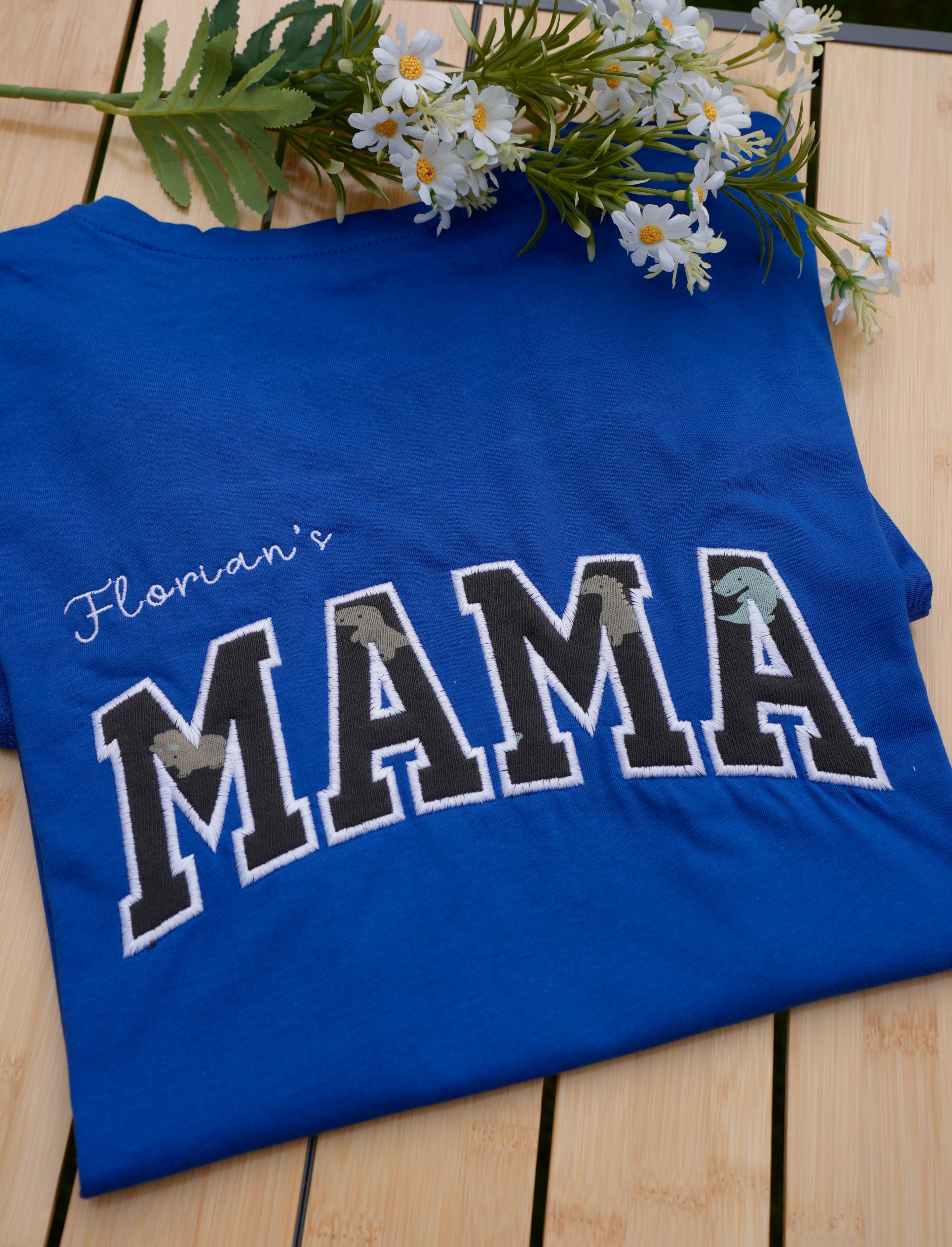 MAMA T-Shirt aus Babykleidung – personalisiert & bestickt – Erinnerungsshirt für Mama
