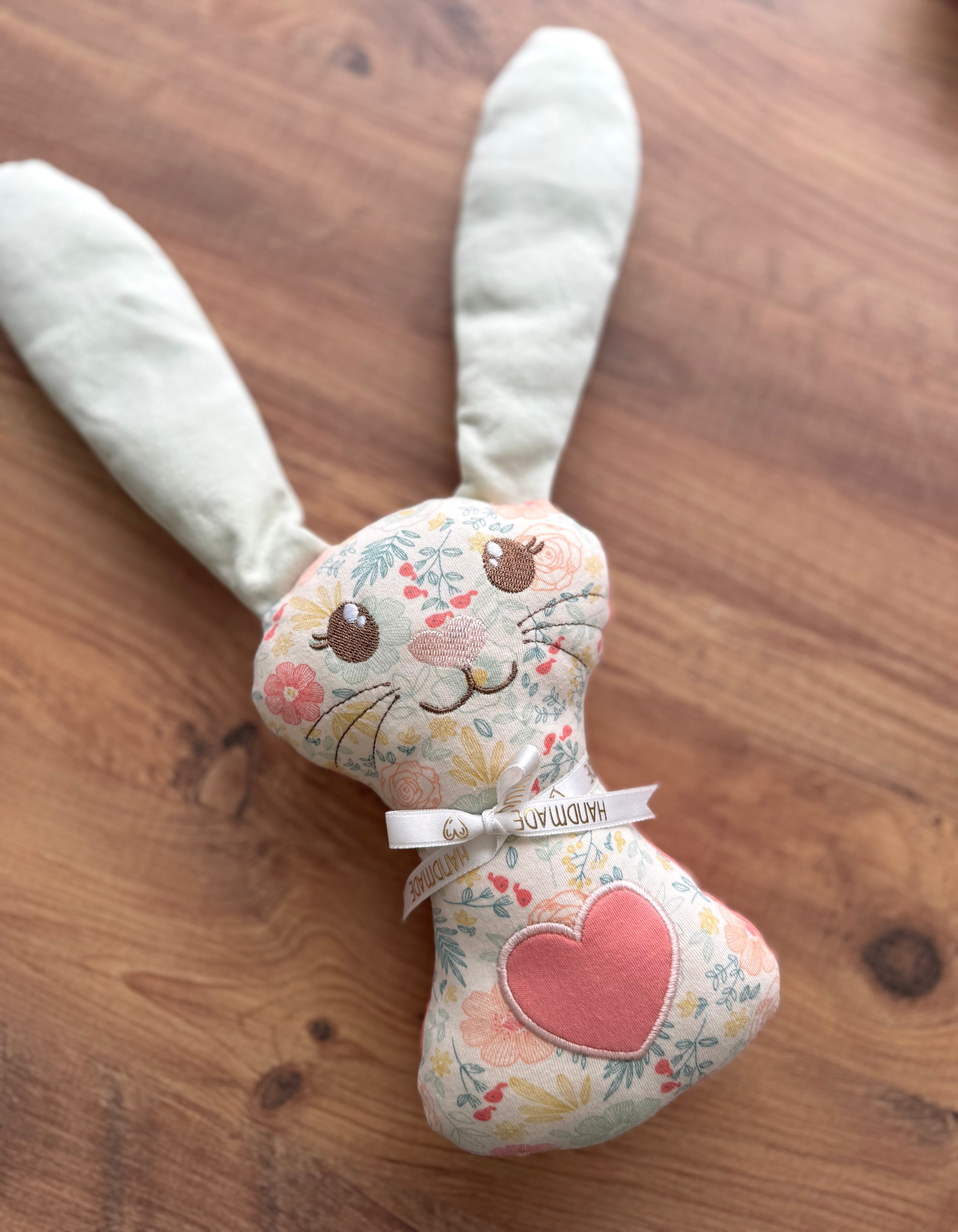 Kuschelhase aus Babykleidung – personalisiert & handgemacht – Erinnerungshase
