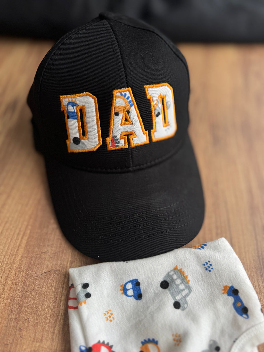 Erinnerungskappe aus Babykleidung – personalisiert & bestickt – Unikat mit Herz