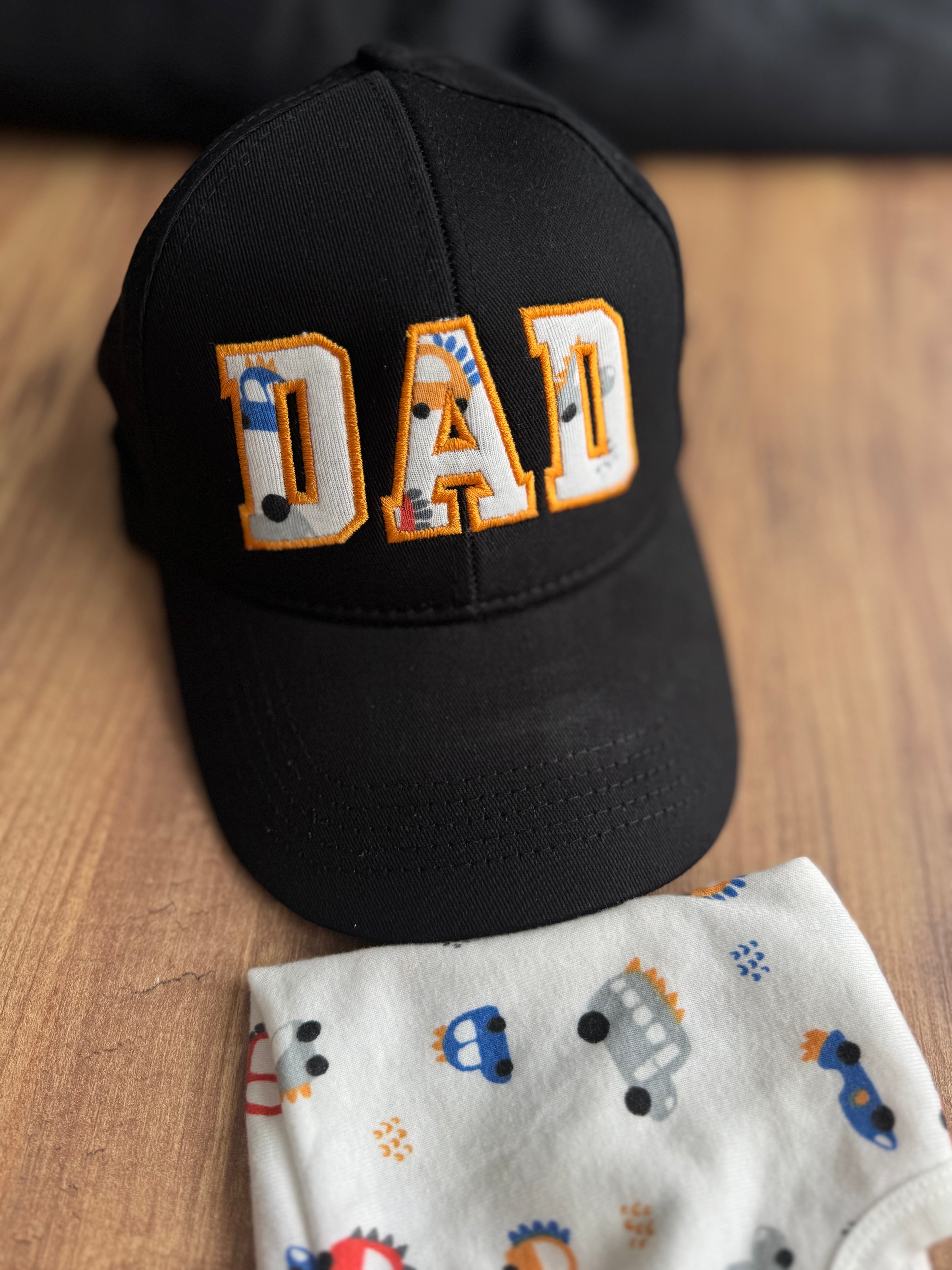 Erinnerungskappe aus Babykleidung – personalisiert & bestickt – Unikat mit Herz