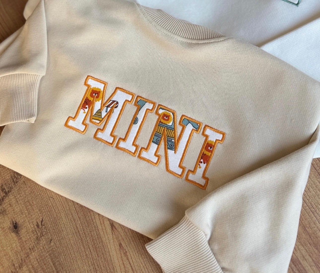 MINI Sweatshirt aus Babykleidung – personalisiert & bestickt – Erinnerungspullover für Kinder