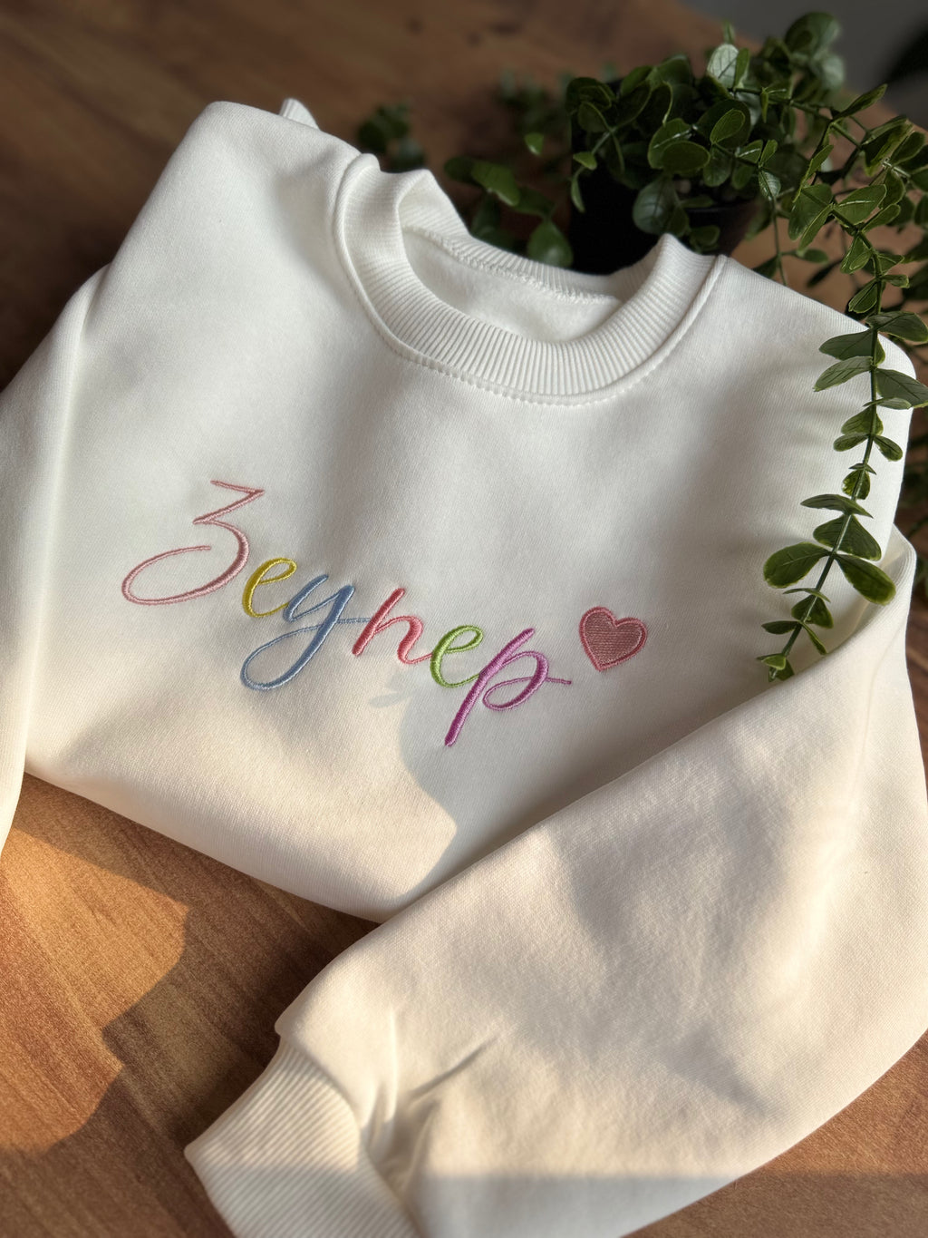 Kinder Sweatshirt bestickt mit Namen & Herz – personalisiert & handgemacht