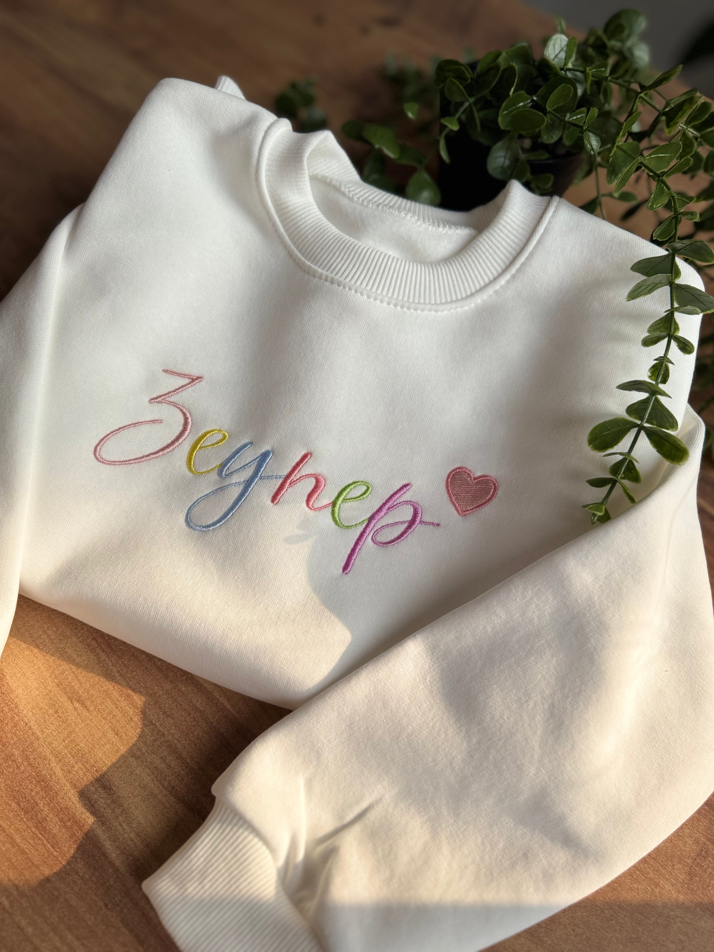 Kinder Sweatshirt bestickt mit Namen & Herz – personalisiert & handgemacht