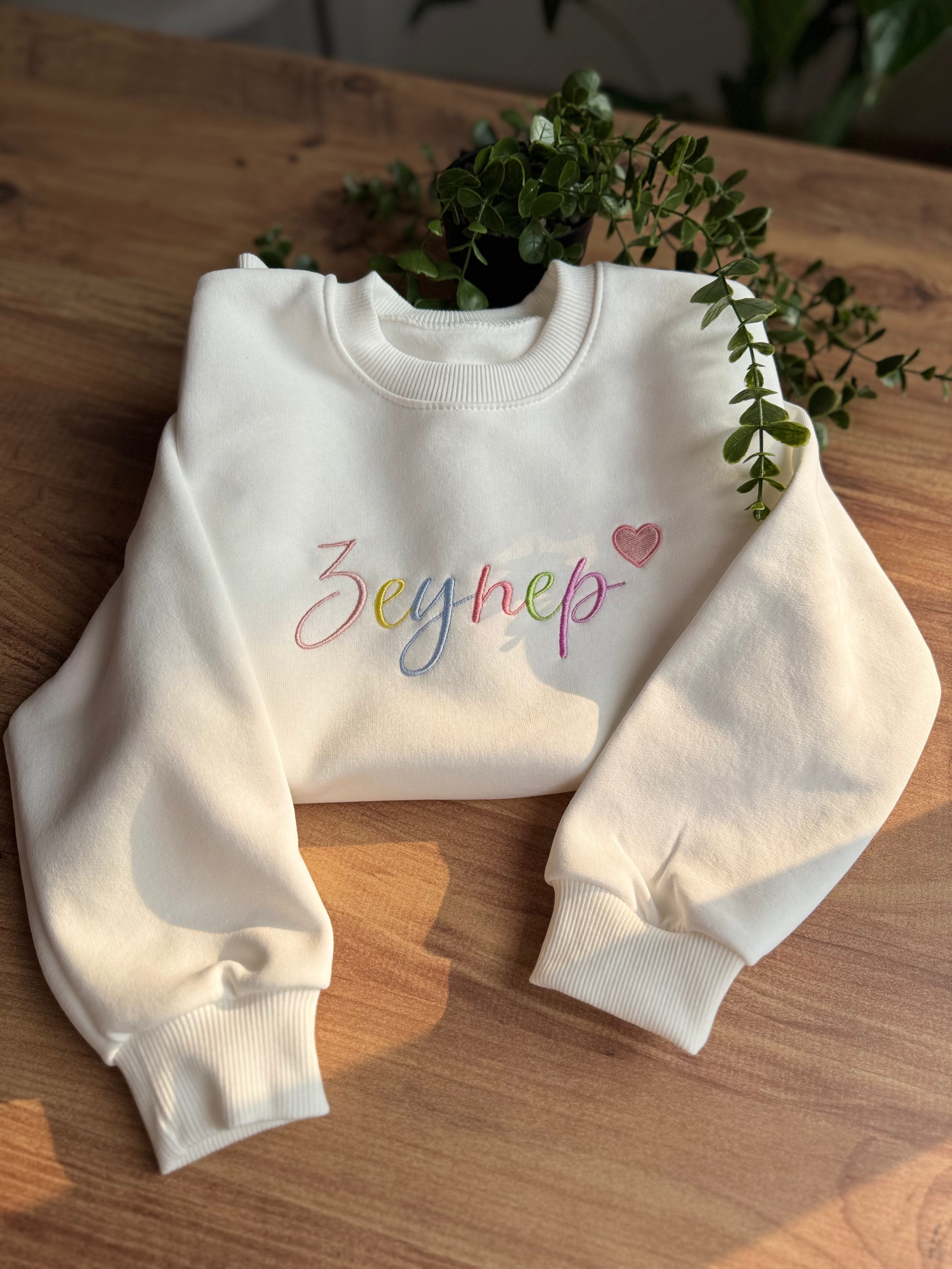 Kinder Sweatshirt bestickt mit Namen & Herz – personalisiert & handgemacht