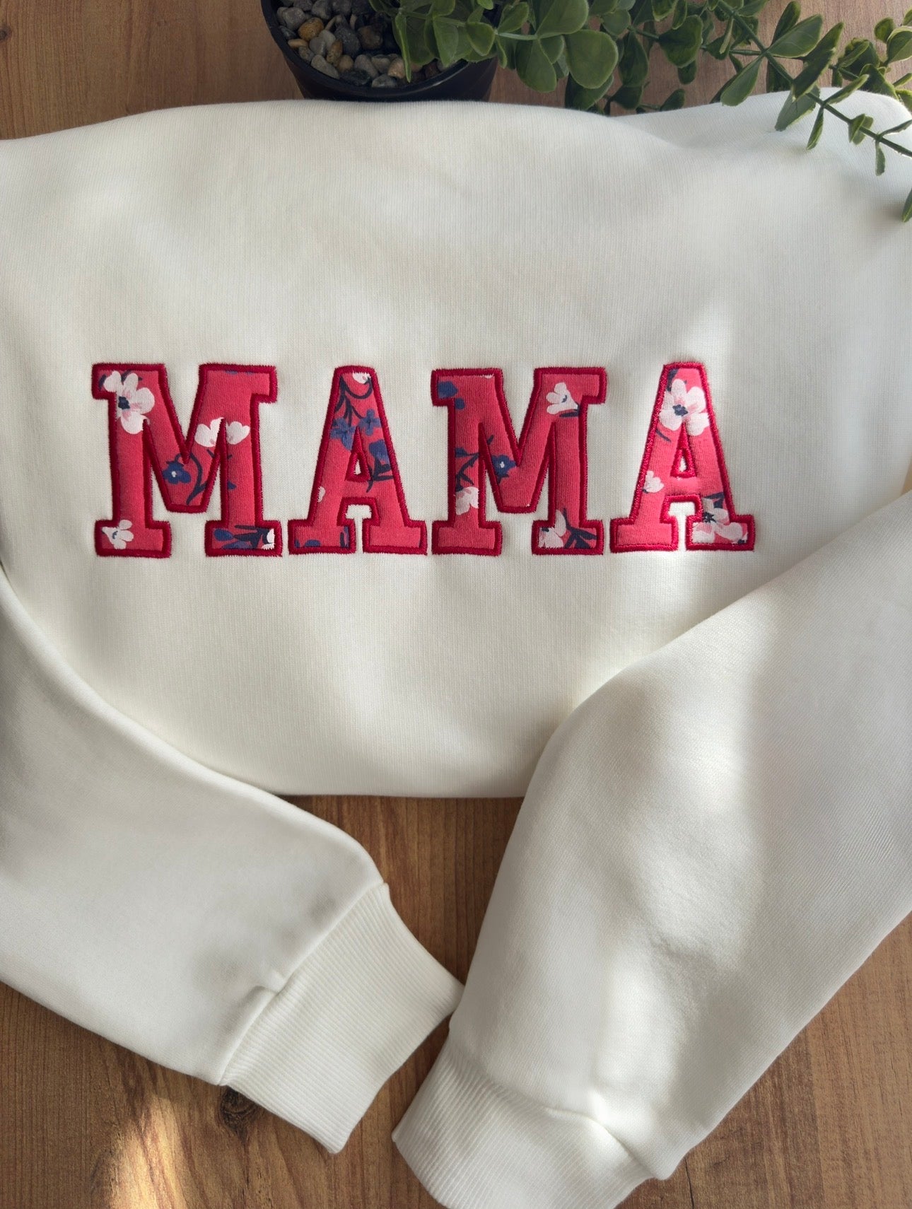 MAMA Sweatshirt aus Babykleidung – personalisiert & bestickt – Erinnerungspullover für Mama