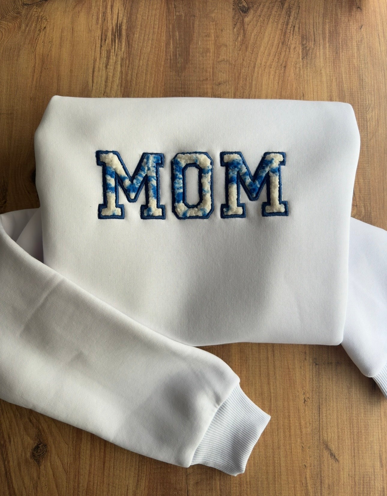MAMA Sweatshirt aus Babykleidung – personalisiert & bestickt – Erinnerungspullover für Mama