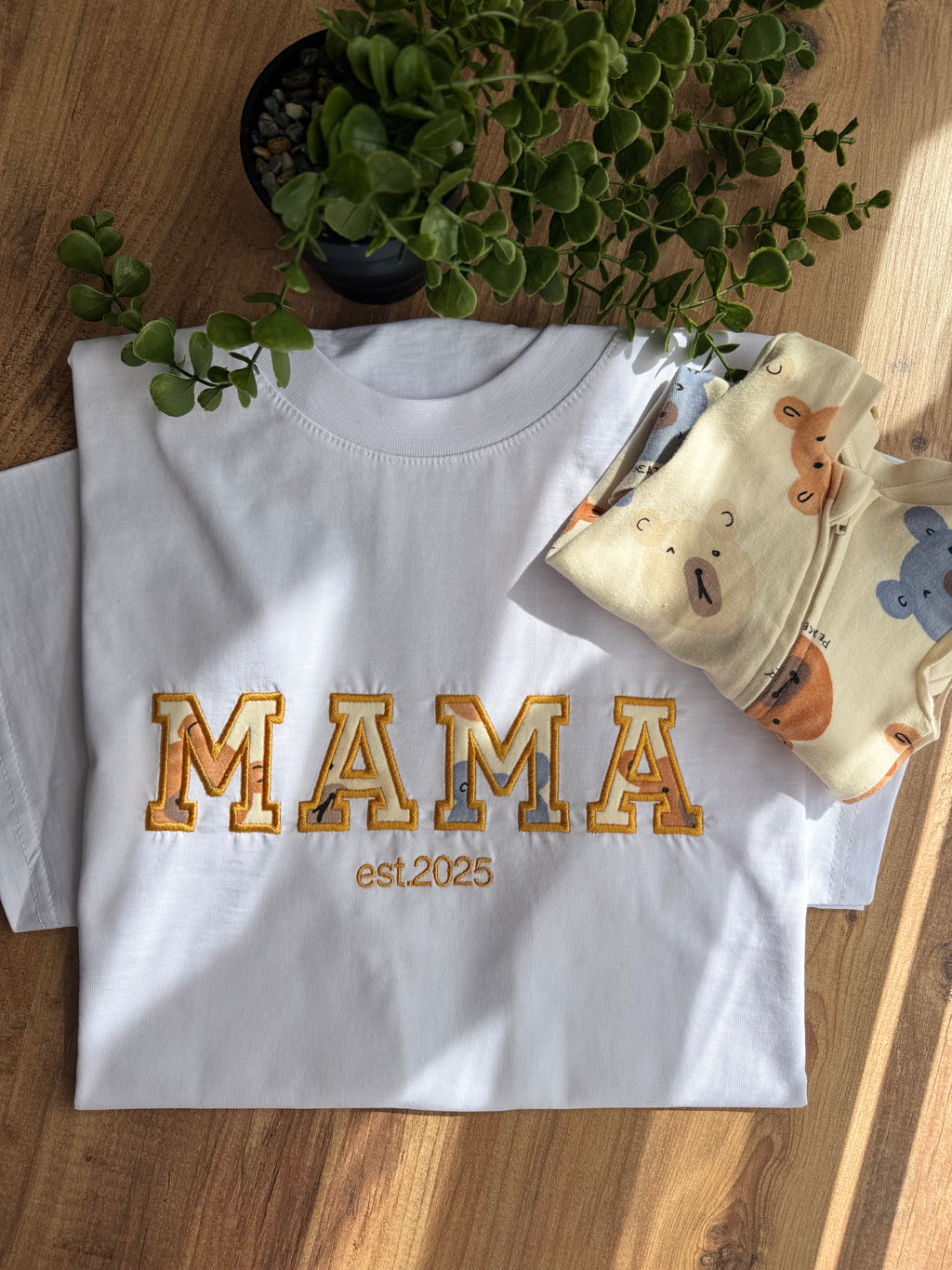 MAMA T-Shirt aus Babykleidung – personalisiert & bestickt – Erinnerungsshirt für Mama