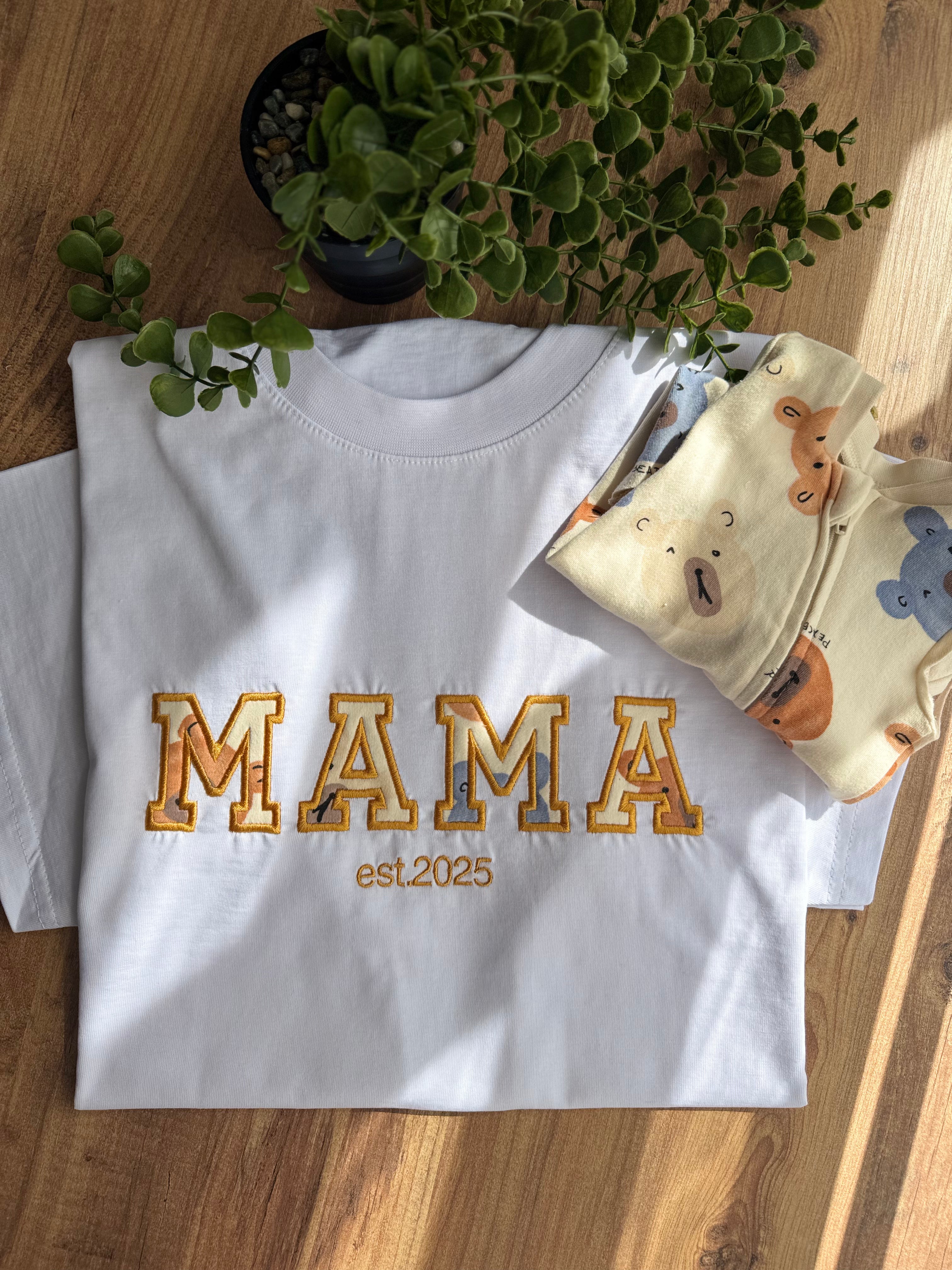 MAMA T-Shirt aus Babykleidung – personalisiert & bestickt – Erinnerungsshirt für Mama