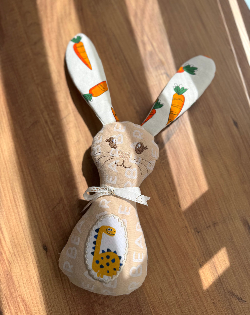 Kuschelhase aus Babykleidung – personalisiert & handgemacht – Erinnerungshase