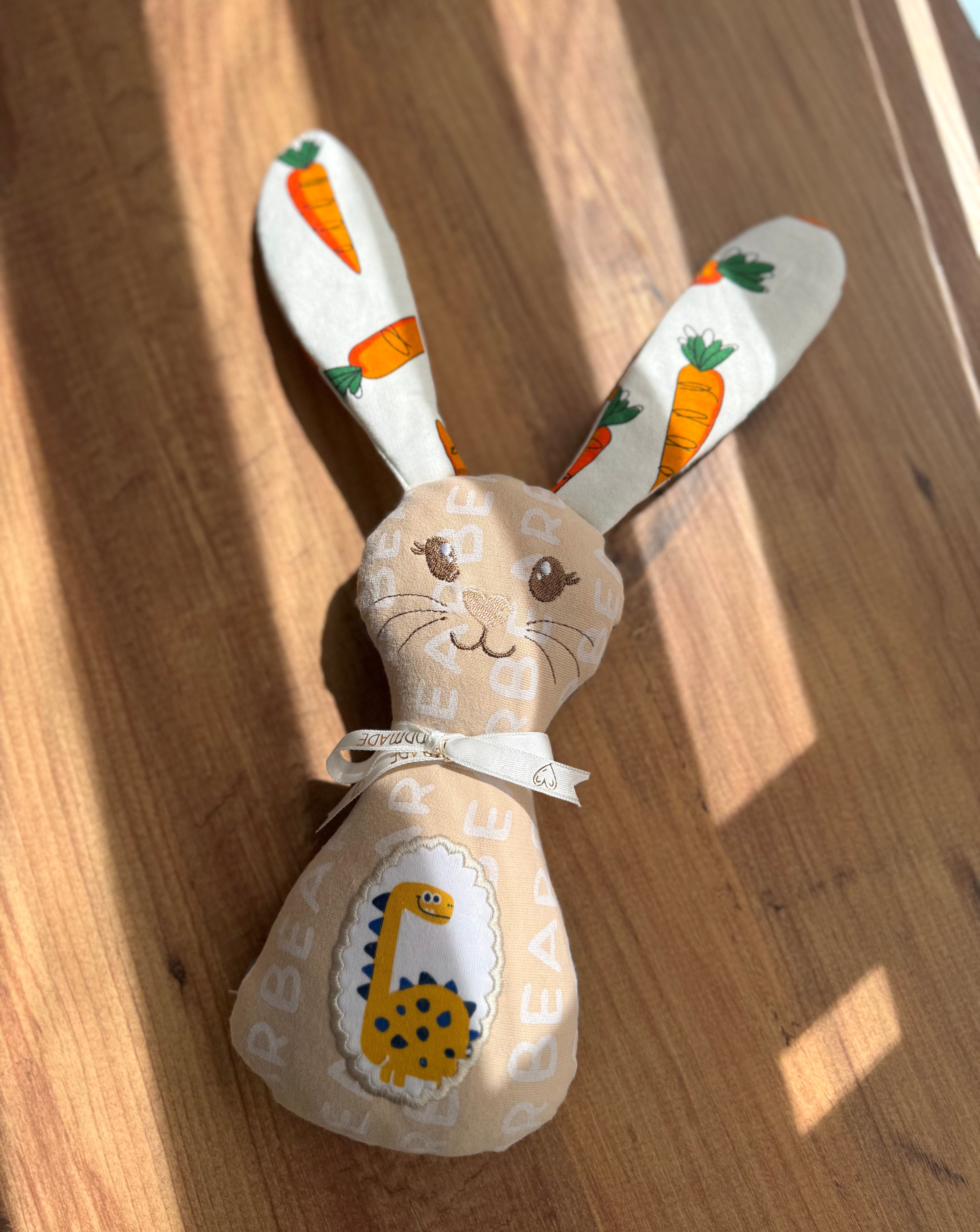 Kuschelhase aus Babykleidung – personalisiert & handgemacht – Erinnerungshase